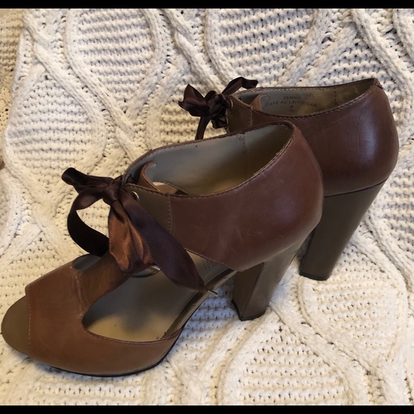 Heels with attractive cutout and feminine bow - Picture 3 of 3